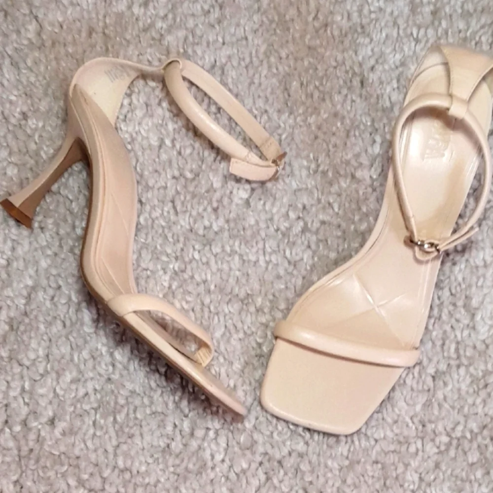 ZARA CREAM PUMPS Size 9 - Picture 2 of 14